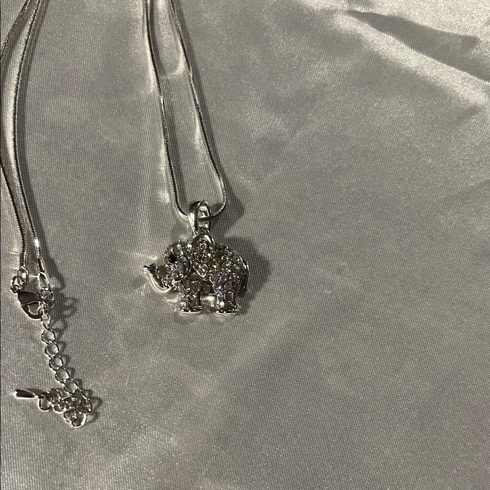 Silver Elephant Pendant Necklace 8in chain 2in extension new